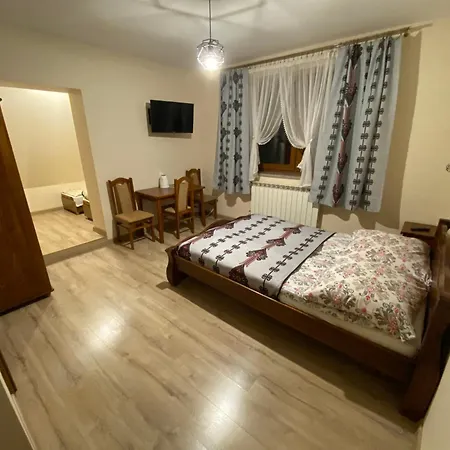 Pod Lasem Pensión *