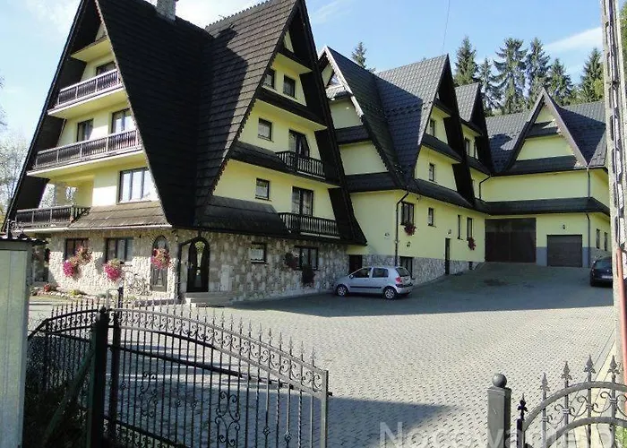 Pod Lasem Pensión *